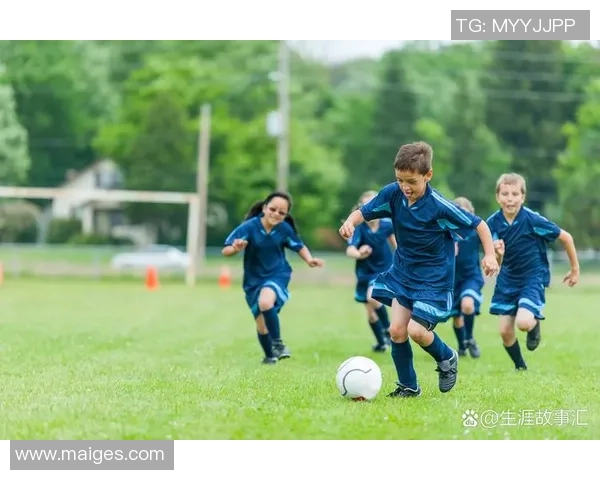 在绿茵场上挥洒汗水与激情打足球画展现青春的无限可能