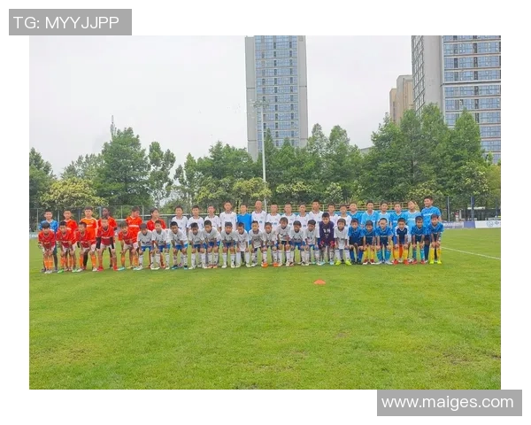 双人足球对抗赛乐趣无穷一起享受激情与团队合作的魅力